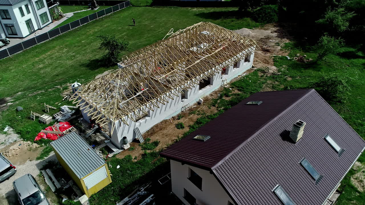vista de 360 grados de una casa en construcción con marco de madera para el techo cerca de otras casas
