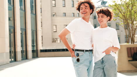 pareja enamorada afuera