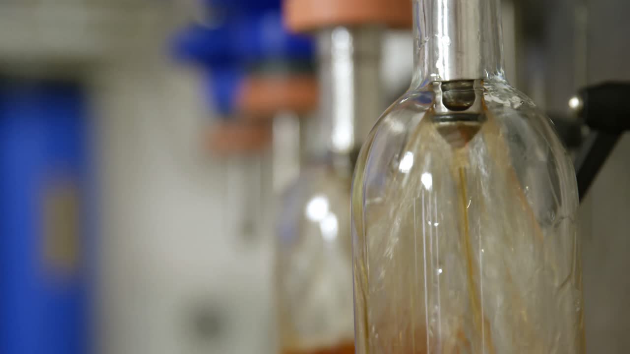 garrafas a ser enchidas com licor por máquina 4k