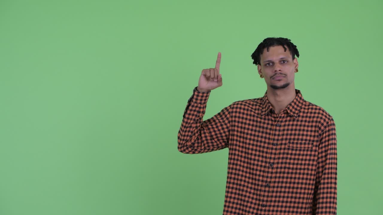 joven y guapo hombre africano con dreadlocks