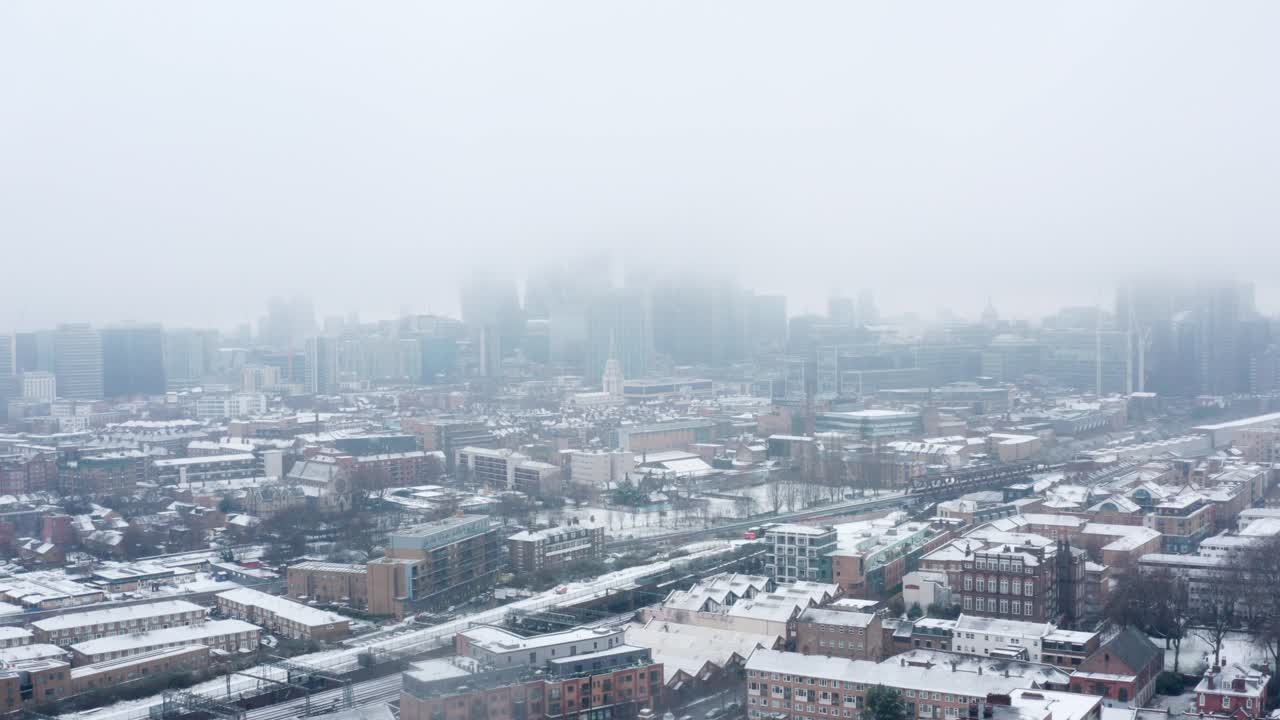 2021년 1월 눈 오는 날 런던 도심을 향해 공중 드론 촬영