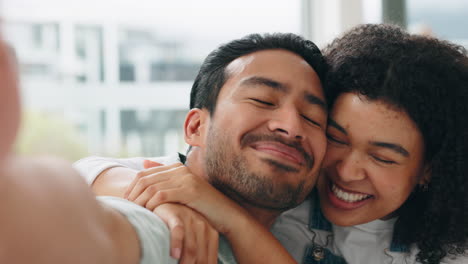 Happy-couple-hug-in-selfie-and-relax-together