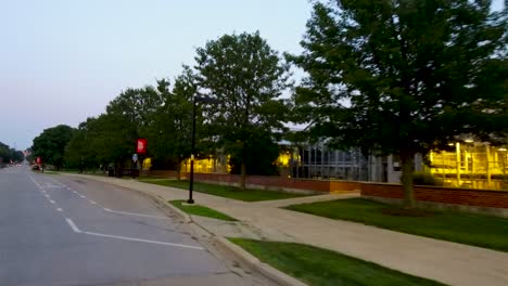 uw-madison 캠퍼스의 불이 켜진 온실을 지나 운전