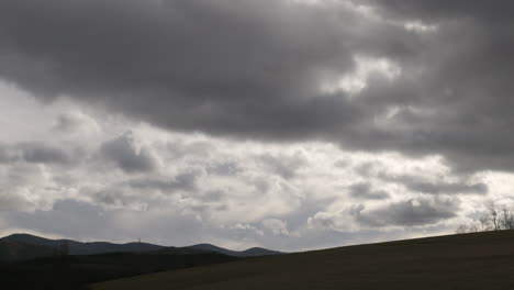 Dunkle-Und-Sonnige-Gewitterwolken-über-Dem-Berg