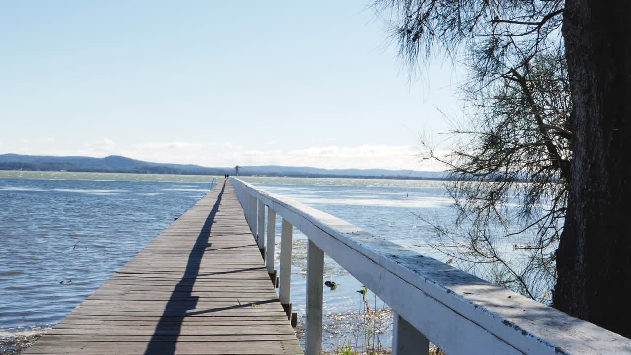 slow motion pan shot de boardwalk long jetty wharf pasamanos tuggerah lagos costa central turismo icono nsw australia