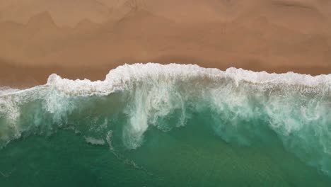 Blick-Von-Oben-Auf-Den-Atlantischen-Ozean,-Der-Am-Sandstrand-In-Portugal-Abstürzt