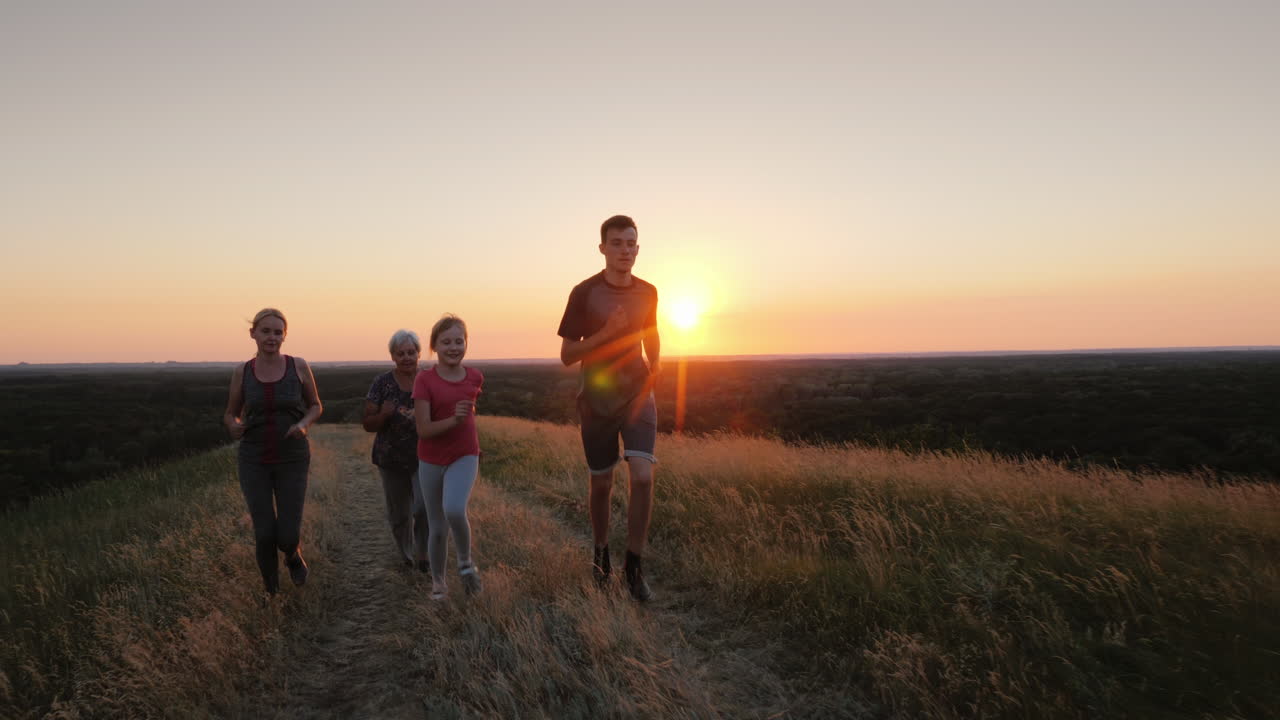 varias generaciones de una familia corriendo juntas en un hermoso lugar