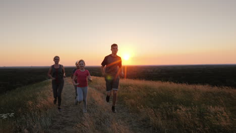 varias generaciones de una familia corriendo juntas en un hermoso lugar