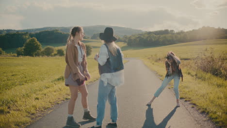 Mujer-Fotografiando-Amigos-Posando-En-La-Carretera