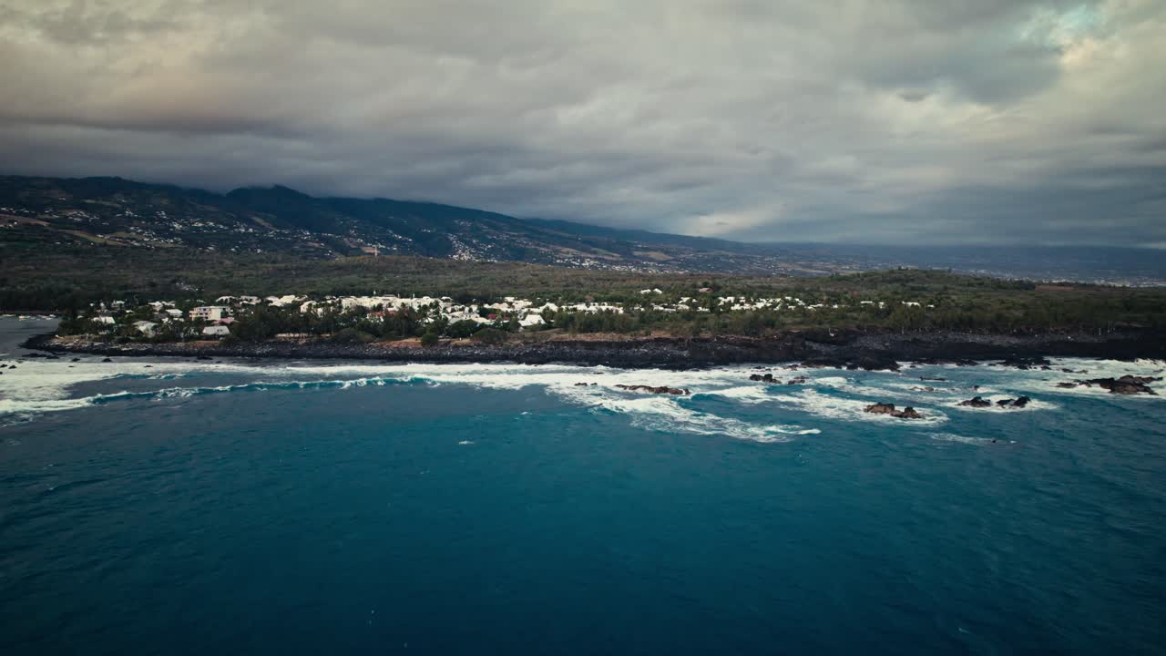 hermosa toma aérea de drones del mar azul profundo