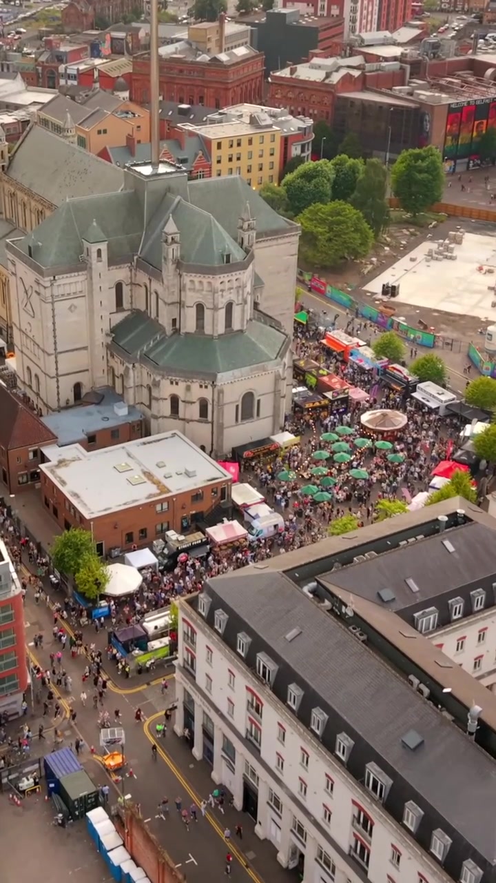 Video aereo verticale a 50 FPS in rapporto social di Comhaltas Fleadh Cheoil na hÉireann, Fleadh Belfast 2026. Prodotto con colore Rec709
