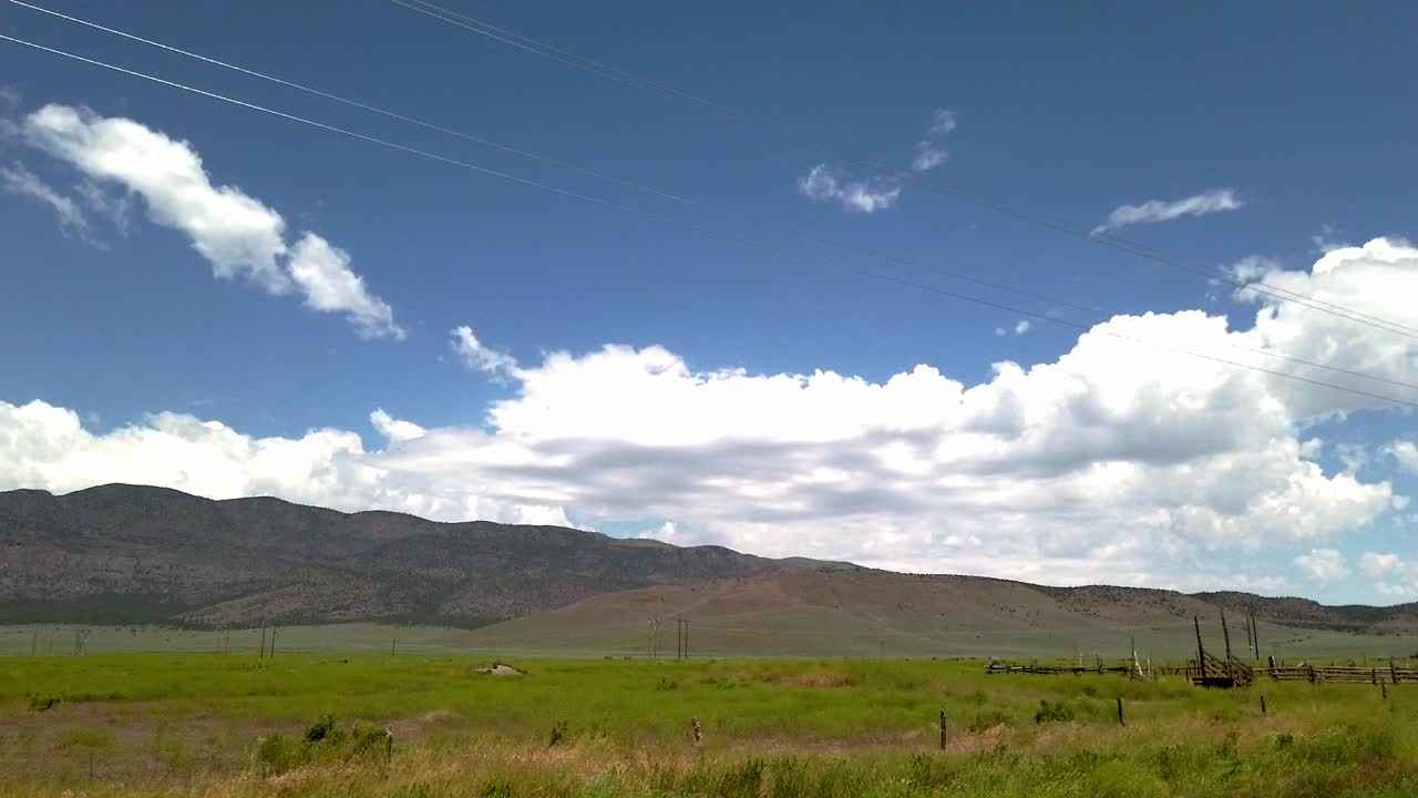 conduciendo por el campo de un agricultor