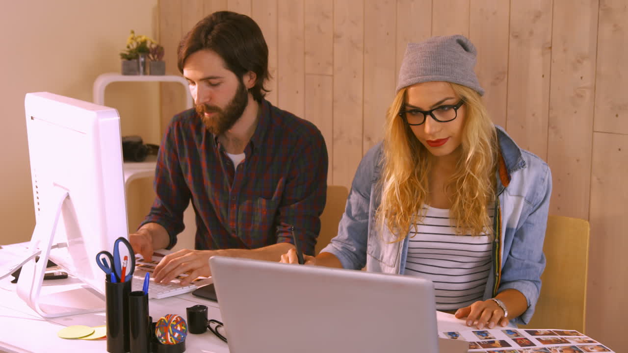 diseñadores casuales que trabajan en portátiles y tabletas gráficas