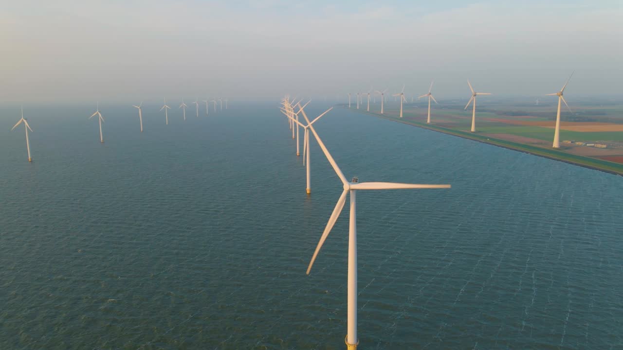 거대한 풍차 터빈, 바다에 있는 해상 풍차 농장, 웨스터메어 풍차 공원, 아름다운 밝은 날에 바다에서 고립된 풍차, 네덜란드, 플레볼랜드, 노르도오스트폴더