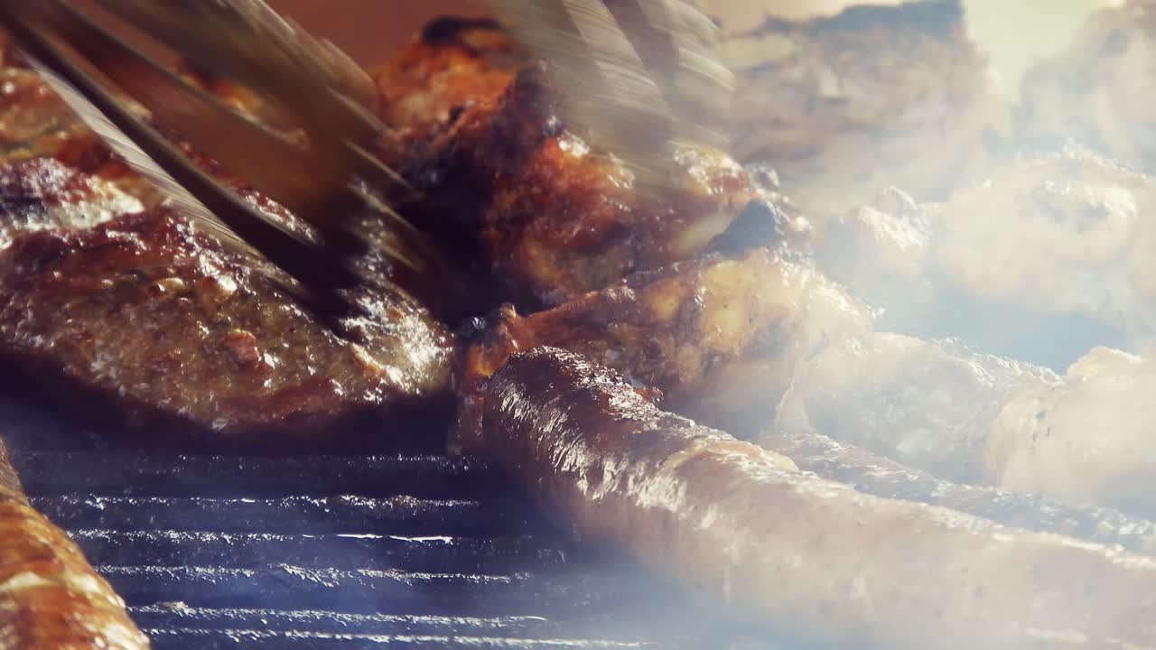 variedad de deliciosas carnes a la parrilla, vista superior, salchichas, pollo, cerdo