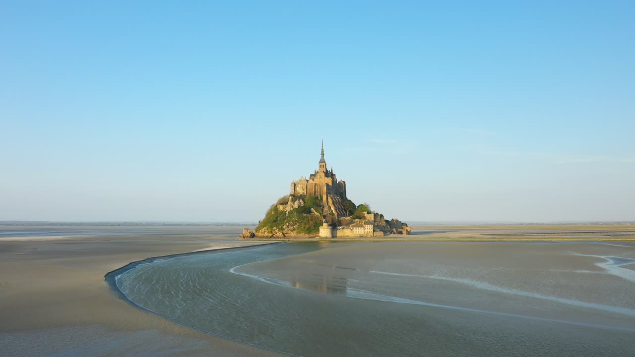 mont saint michel en su bahía en europa, francia, normandía, mancha, en primavera, en un día soleado.