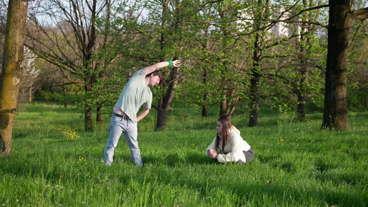 공원에서 을 는 부부