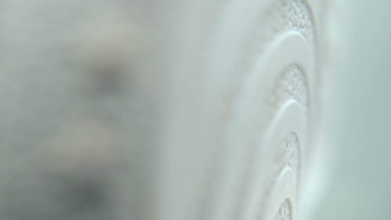 백색 운동화 발바닥의 매크로 추적, 반사, 밝은 원 텍스처, 스포츠 의류 디자인, 전문적인 조명, 시네마틱 4k 비디오 판 오른쪽에 360 회전 스탠드에 미니어처 신발 디스플레이