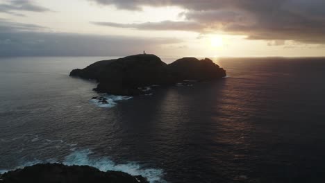 Impresionante-Puesta-De-Sol-Creando-La-Silueta-Del-Islote-De-Hierro,-Isla-De-Porto-Santo