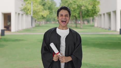 estudiante universitario indio arrojando gorra en la graduación