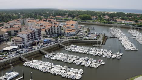 Drohnenaufnahmen-Der-Französischen-Hafenstadt-Capbreton-In-Der-Region-Aquitanien-Im-Süden-Frankreichs