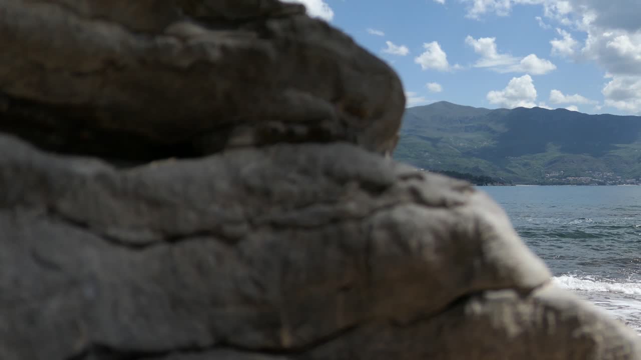 부드바 해변, 배경에는 몬테네그로의 부드바 구시가지