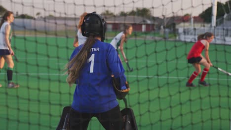 Jugadoras-De-Hockey-Jugando-En-El-Campo