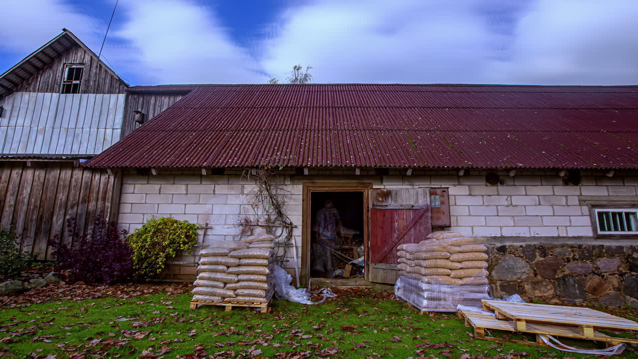almacenamiento de bolsas grandes y pesadas de pellets de madera en un cobertizo para uso invernal - lapso de tiempo