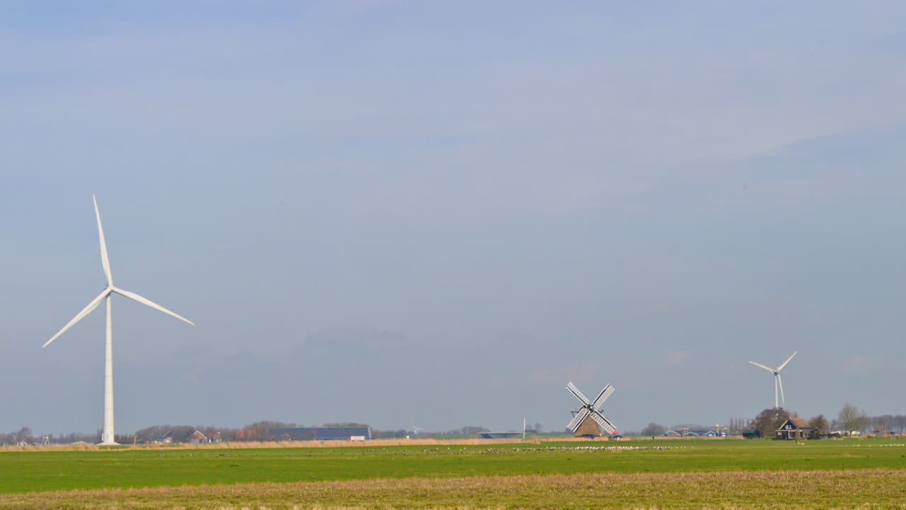 네덜란드의 농장에서 풍력 터빈과 오래된 풍력 공장, 유럽