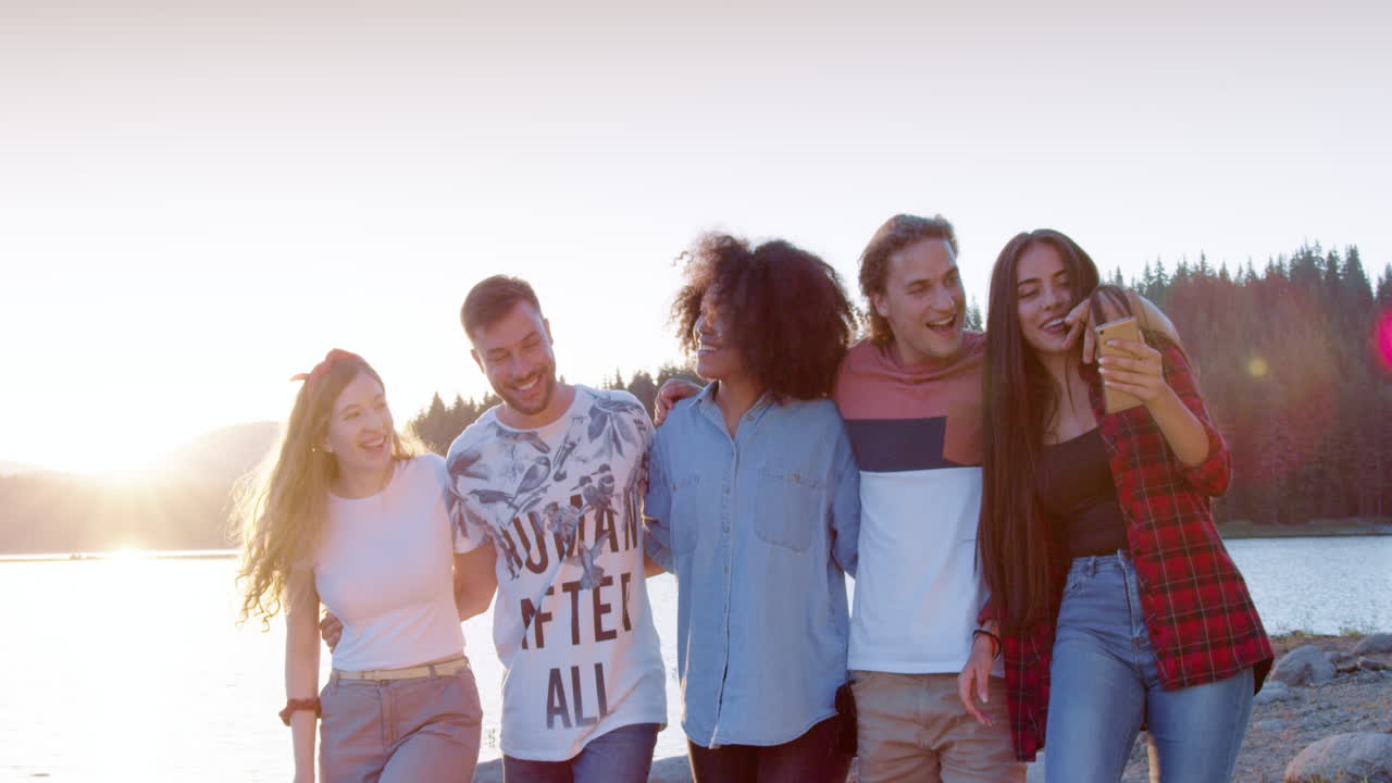 호수 에서 해가 지는 것을 즐기는 친구들