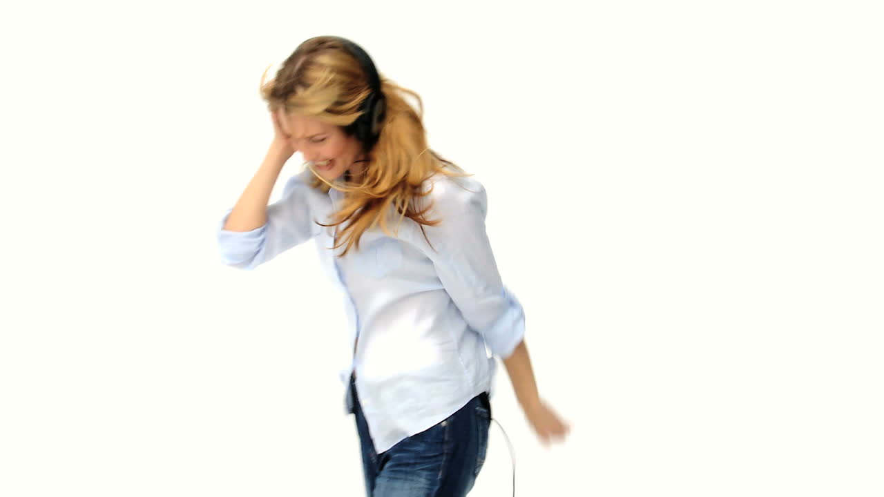 헤드폰으로 춤추는 금발 소녀