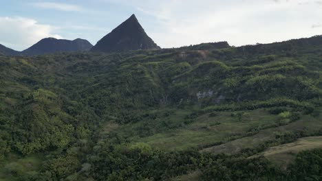 Aerial-climbs-up-slope-to-Cerro-Tusa-pyramid-peak,-Venecia-Colombia