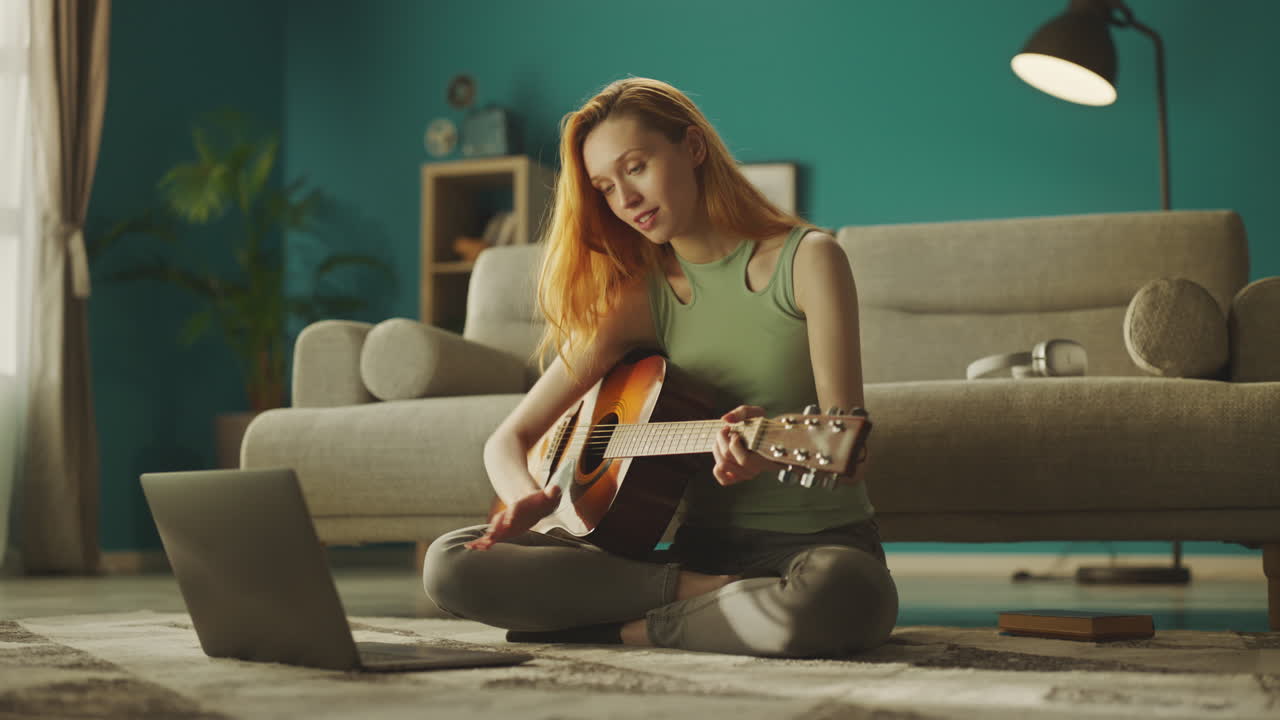 Femme apprend à jouer de la guitare