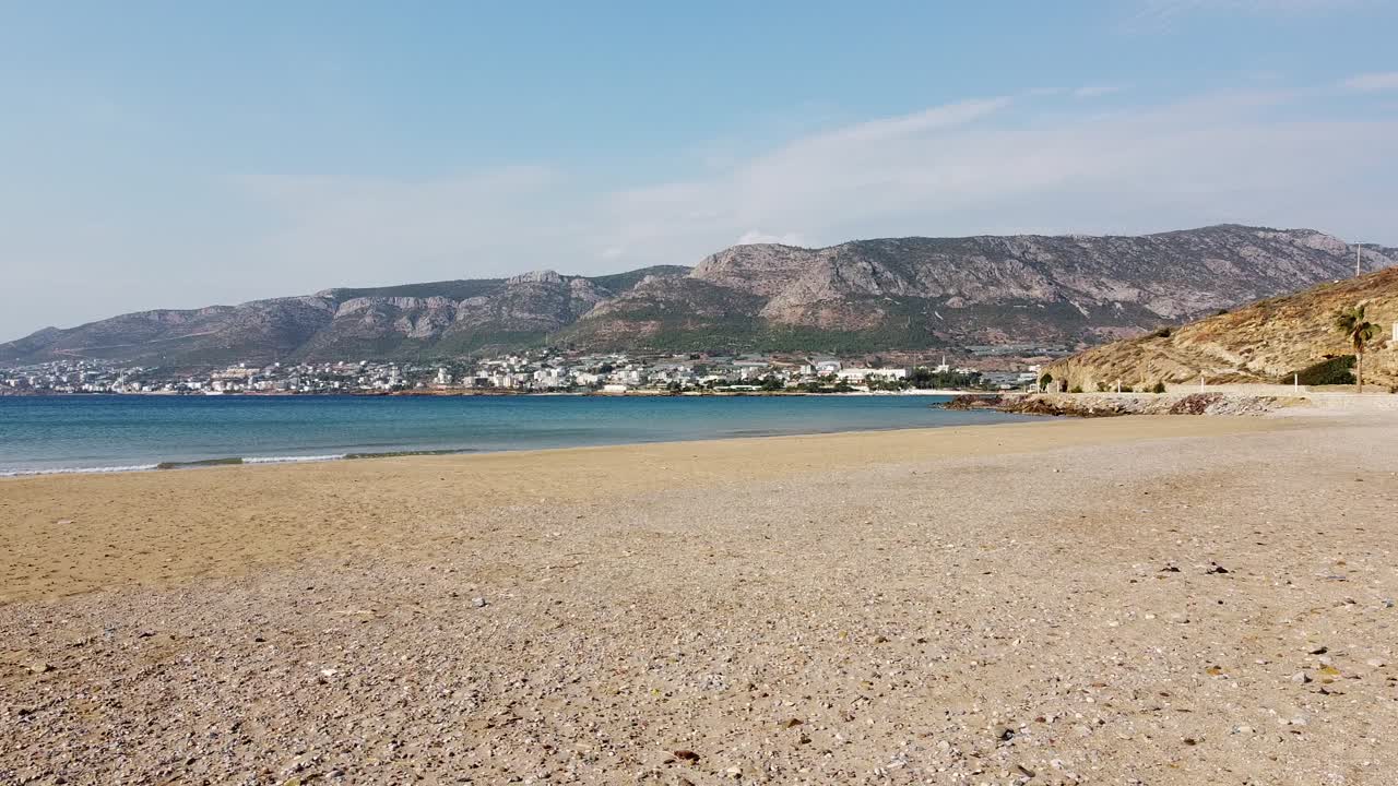 вид с воздуха голубое море пустой пляж