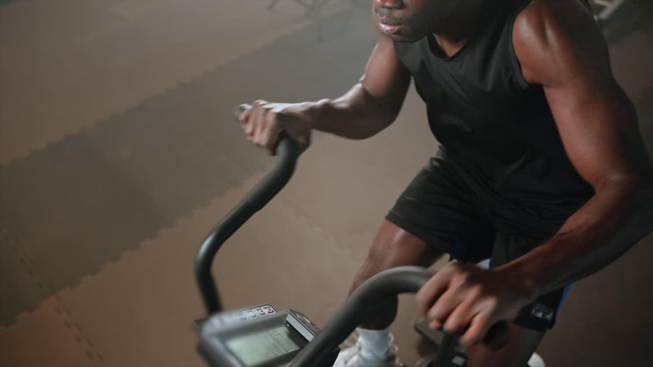 hombre haciendo ejercicio en bicicleta de ejercicio