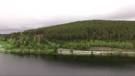 Seguimiento-De-Tomas-Panorámicas-Con-Drones-Del-Paisaje-Noruego,-Cielos-Nublados-Y-árboles-Verdes