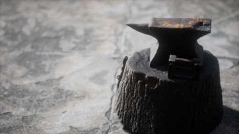 un yunque viejo unido a un tronco