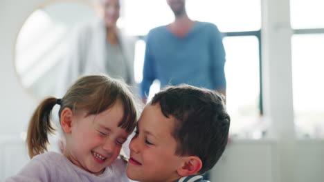 Abrazo,-Hijos-Y-Hermano-Con-Felicidad