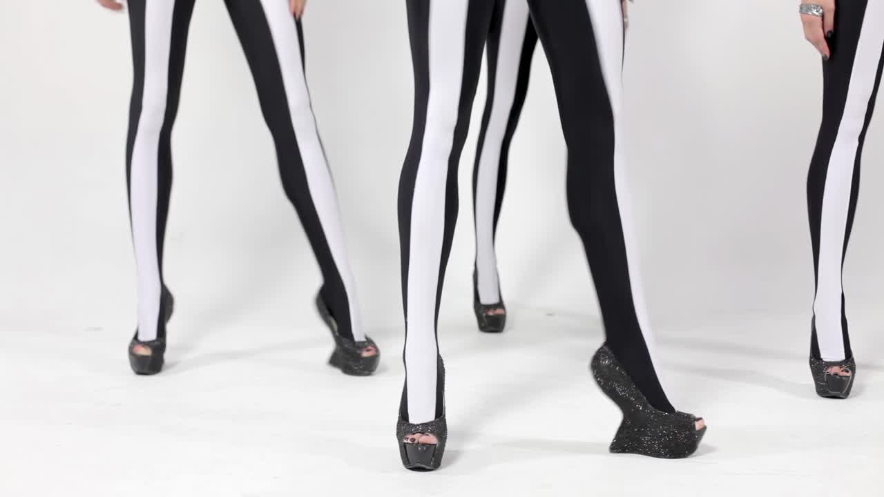 세련된 옷을 입은 여성 댄서들이 현대 댄스 루틴을 연주하고 있습니다.