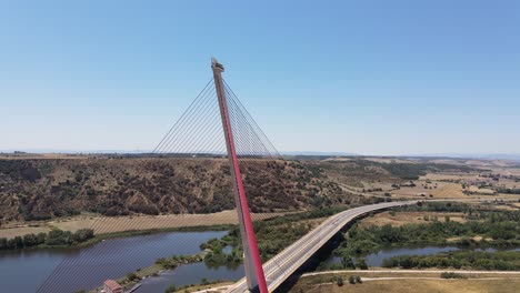 tiro de drone de cable rojo moderno puente extraviado sobre el río en talavera de la reina, españa