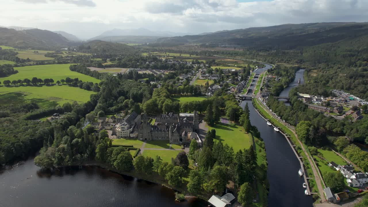 스코틀랜드의 포 아우구스투스 마을과 네스 호수 에 있는 잠수함 - 공중 비행