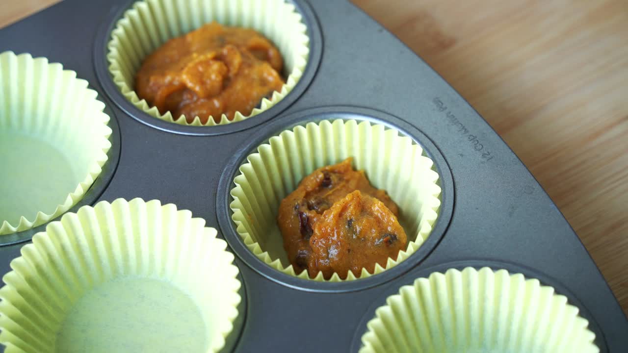 poner la masa en mangas de silicona masa para muffins de calabaza veganos usando verdadera calabaza asada en el cuenco receta sana sin lácteos vegana