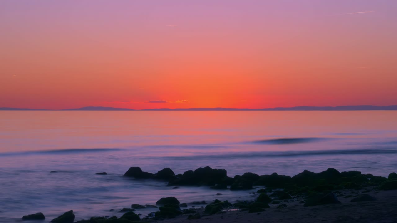 맑은 하늘이 있는 지중해 해변의 일몰 타임랩스
