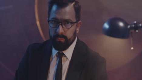 hombre de negocios en un entorno de oficina moderno