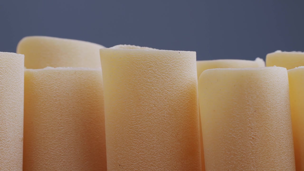 Lähikuva pystyssä olevasta raa'asta cannelloni-pastasta.