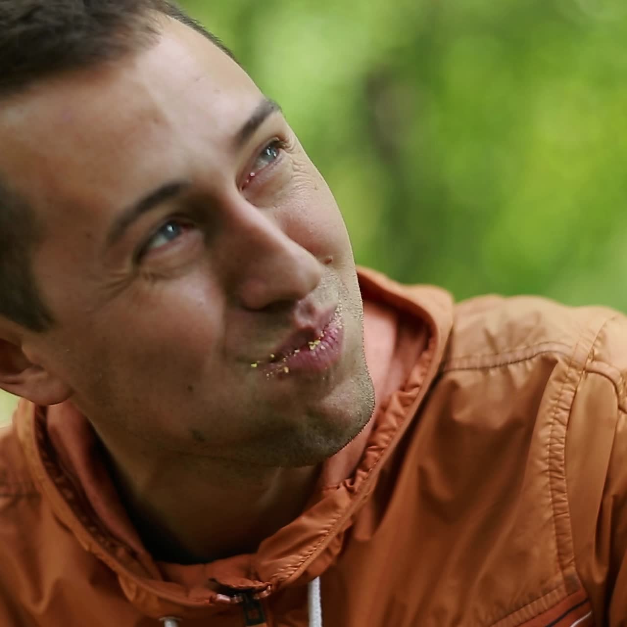 hombre hambriento comiendo galletas