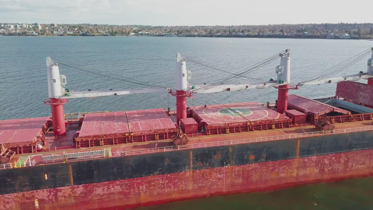 캐나다 bc 주 밴쿠버 근처의 버라드 입구에 정박한 벌크선의 측면을 따라 비행