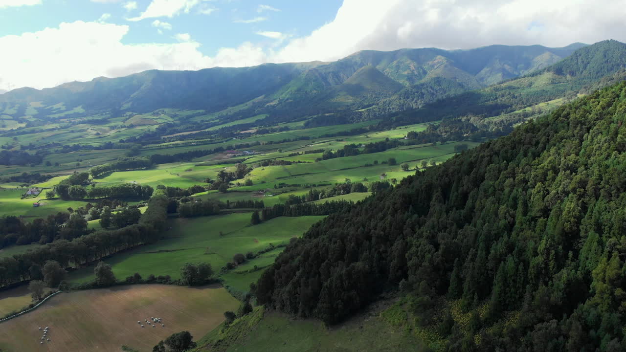 Veduta aerea della splendida natura verde nelle Azzorre