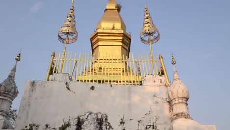 pagodas doradas en la colina phousi en luang prabang, laos viajando por el sudeste asiático