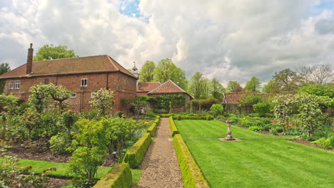 Finca-Gunby,-Salón-Y-Jardines,-Acogedora-Casa-De-Campo-De-1700-Situada-En-Jardines-Victorianos-Amurallados-Al-Pie-De-Los-Lincolnshire-Wolds